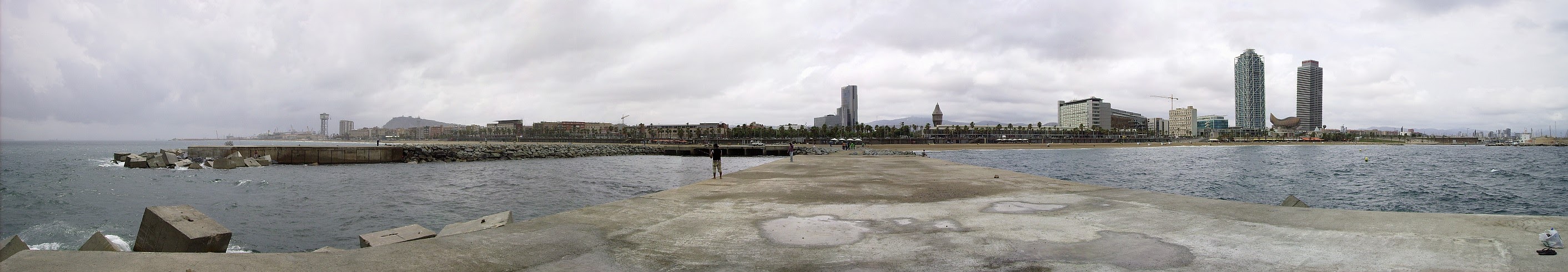 Panorámica de una Barcelona lluviosa